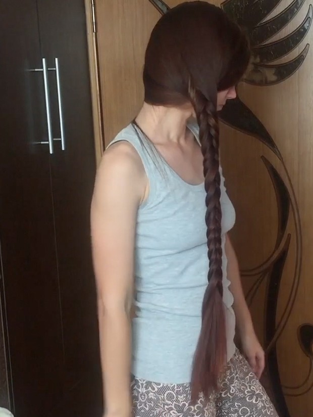 VIDEO - Aleksandra&#x27;s hair brushing and braid