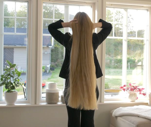 VIDEO - Extremely perfect thigh length hair