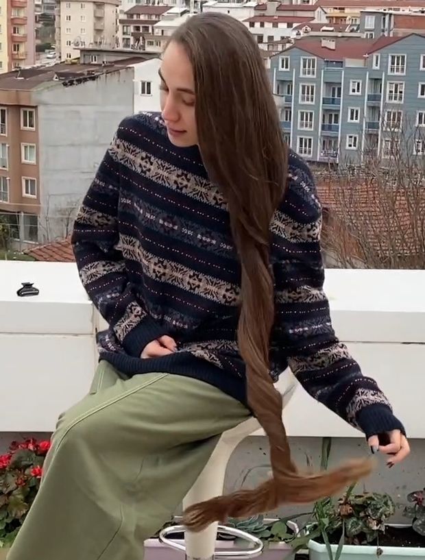 VIDEO - The girl with the huge buns