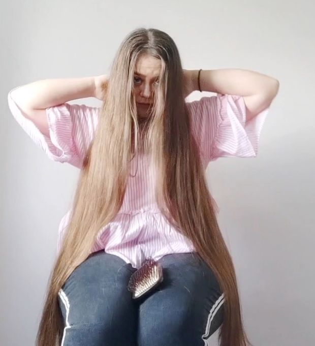 VIDEO - Pink shirt, shiny hair