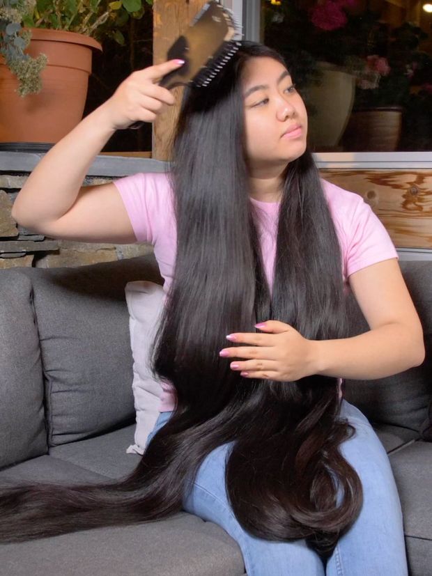 VIDEO - Rapunzel brushing in the sofa