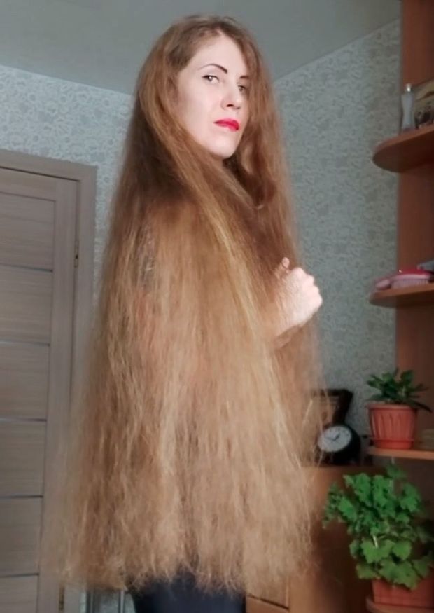 VIDEO - A massive mane and folded hair