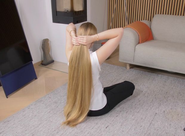 VIDEO - Extremely silky blonde hair