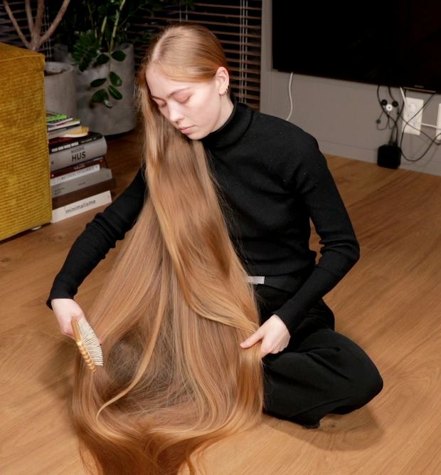 VIDEO - Blonde calf length hair floor show