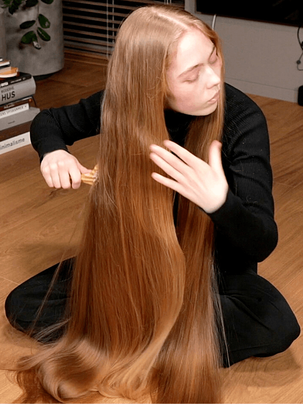 VIDEO - Blonde calf length hair floor show