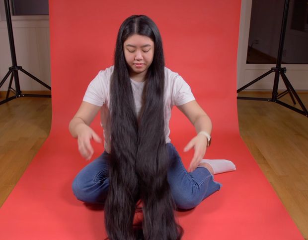 VIDEO - Really long black hair on red