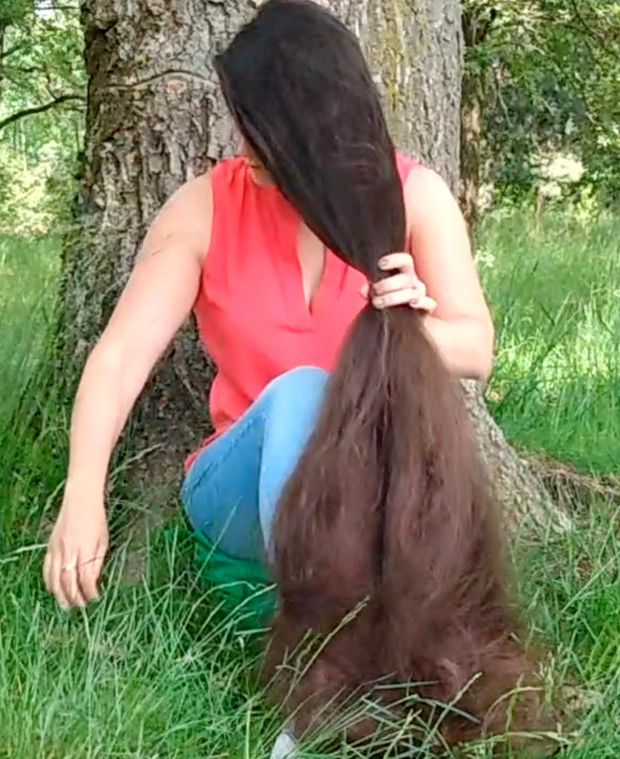 VIDEO - Super long hair by the tree
