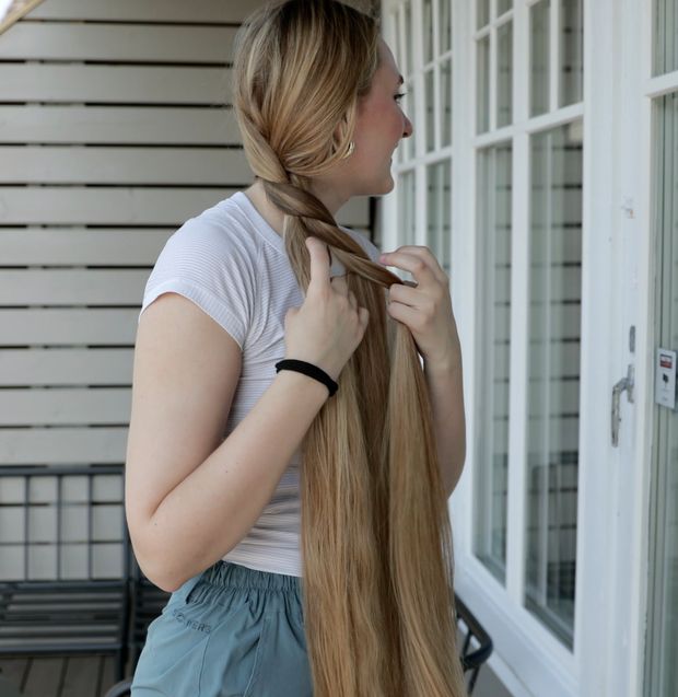 VIDEO - Blonde Rapunzel&#x27;s ultra beautiful hair