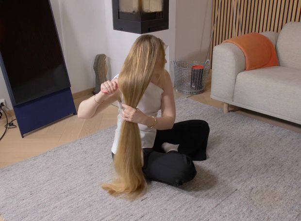 VIDEO - Extremely silky blonde hair