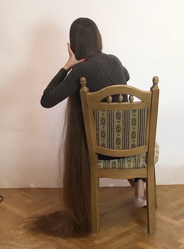 VIDEO - Floor length hair display