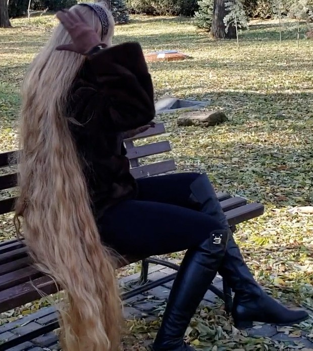 VIDEO - Blonde Rapunzel in the park