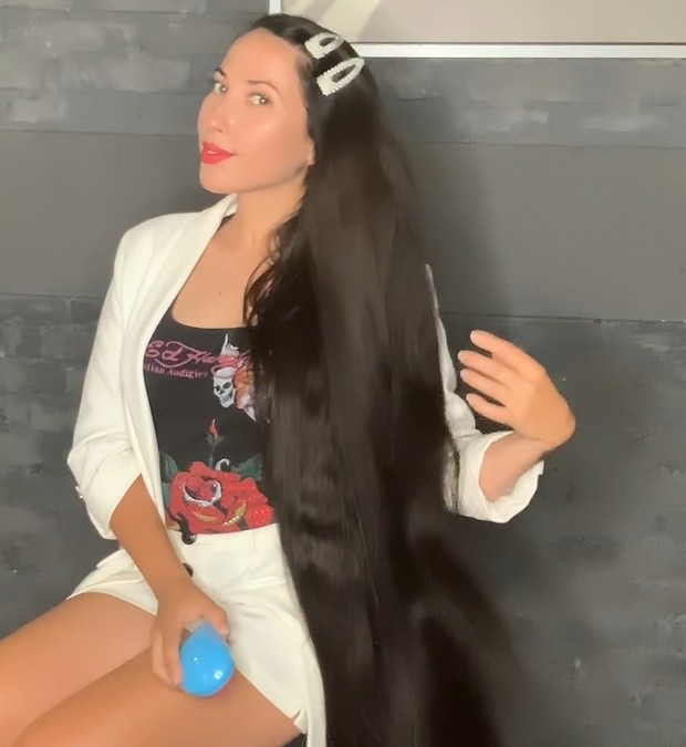 VIDEO - Mila&#x27;s high ponytail