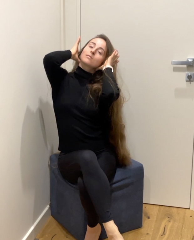 VIDEO - Brushing a pile of hair