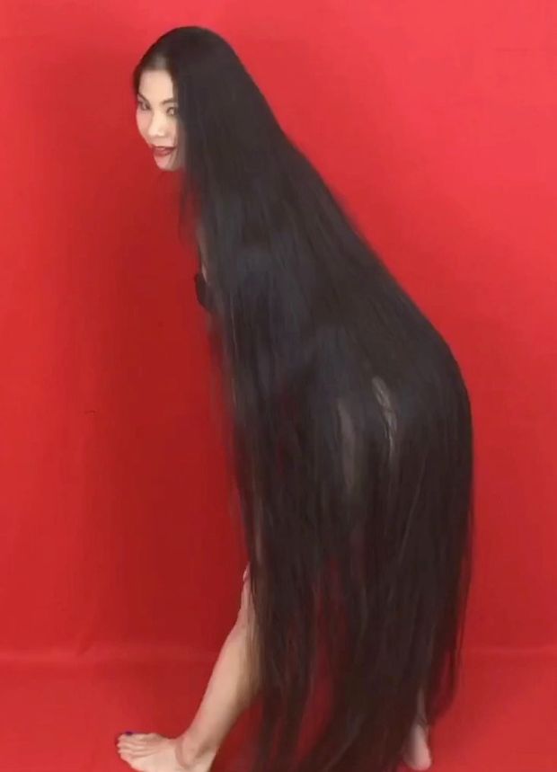 VIDEO - Extremely long hair and three heavy braids