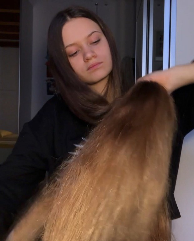 VIDEO - Ottavia&#x27;s thick hair play 2