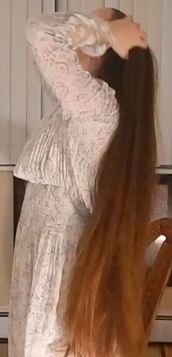 VIDEO - The long haired harpist