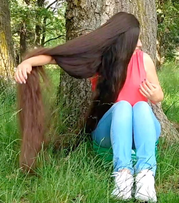 VIDEO - Super long hair by the tree