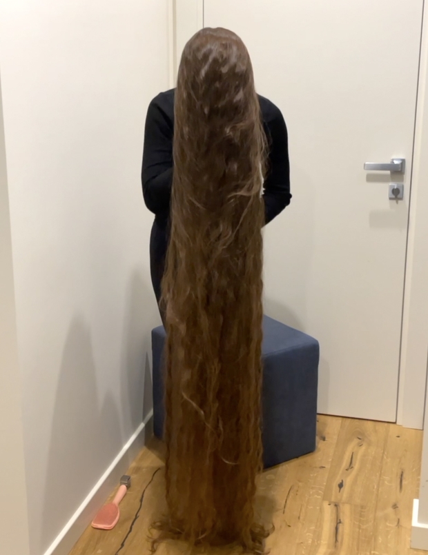 VIDEO - Brushing a pile of hair