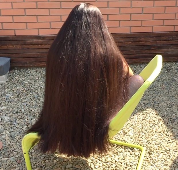VIDEO - Superthick hairplay in chair outside