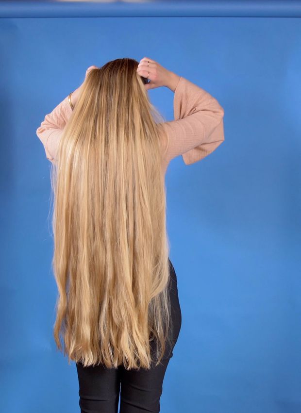 VIDEO - Hair bun perfection on blue