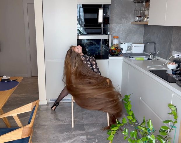 VIDEO - Lady with two meter long hair