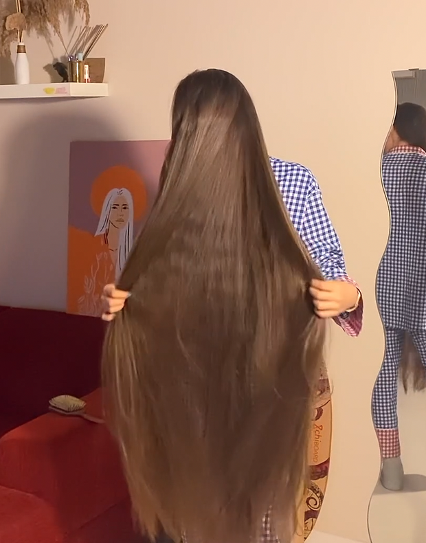VIDEO - Extreme calf length hair in front of her face (part 1)