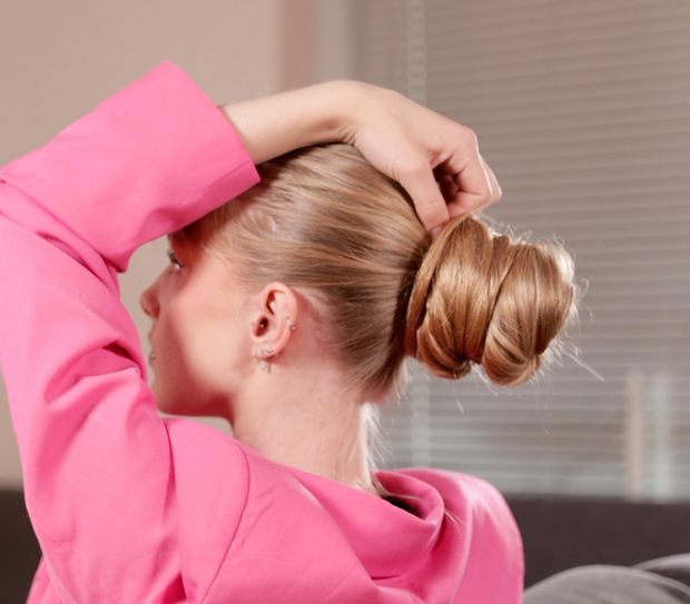 VIDEO - Extreme blonde bun elegance