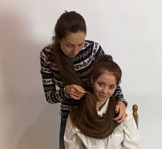 VIDEO - Extreme floor length hair play with friend