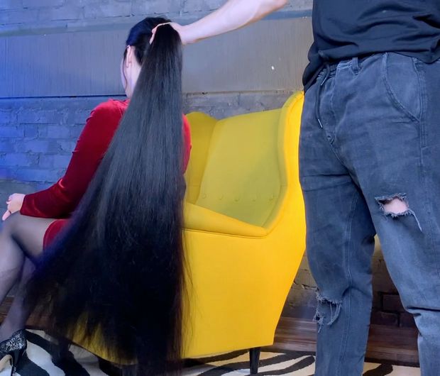 VIDEO - She needs help with her heavy hair brushing