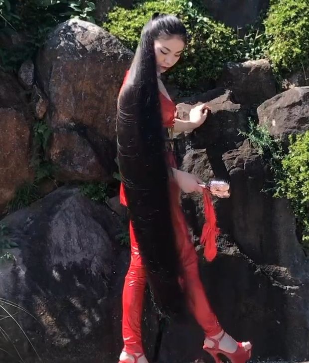 VIDEO - Very long black hair and a red suit