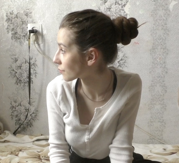 VIDEO - Tanya&#x27;s bundrops in front of her face