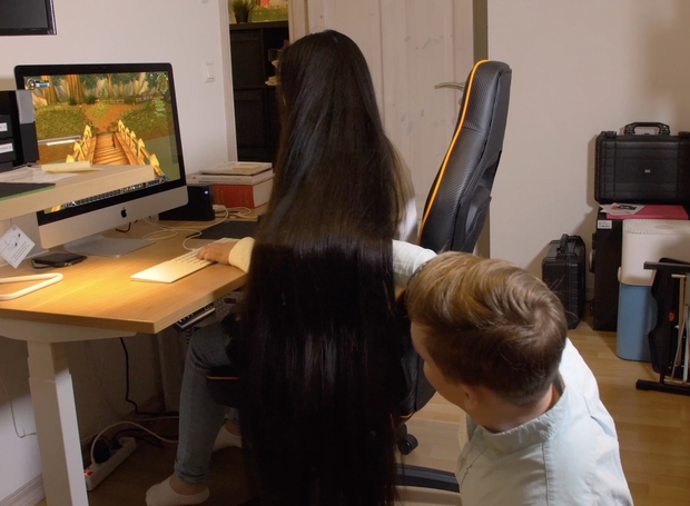VIDEO - Super long haired gamer