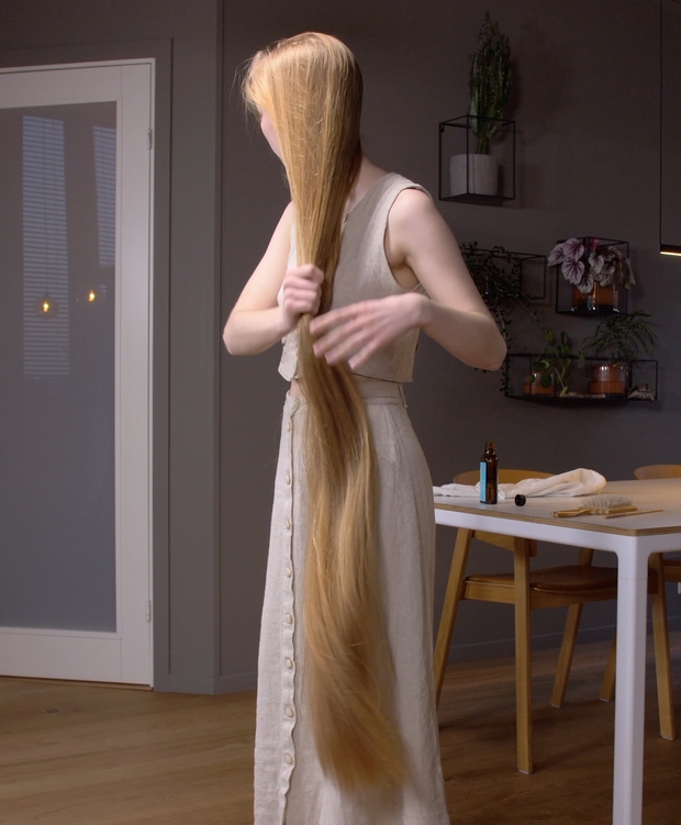 VIDEO - Super long blonde hair oiling and brushing