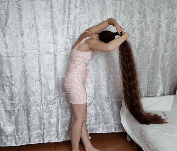 VIDEO - Margarita&#x27;s super long, creative hair play