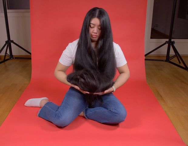 VIDEO - Really long black hair on red