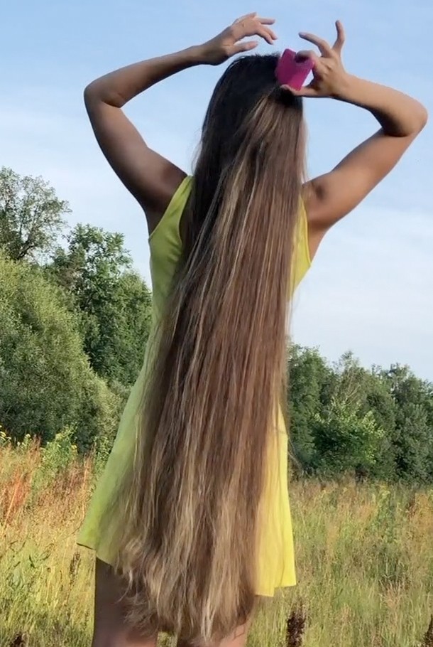 VIDEO - Blonde hair, pink comb
