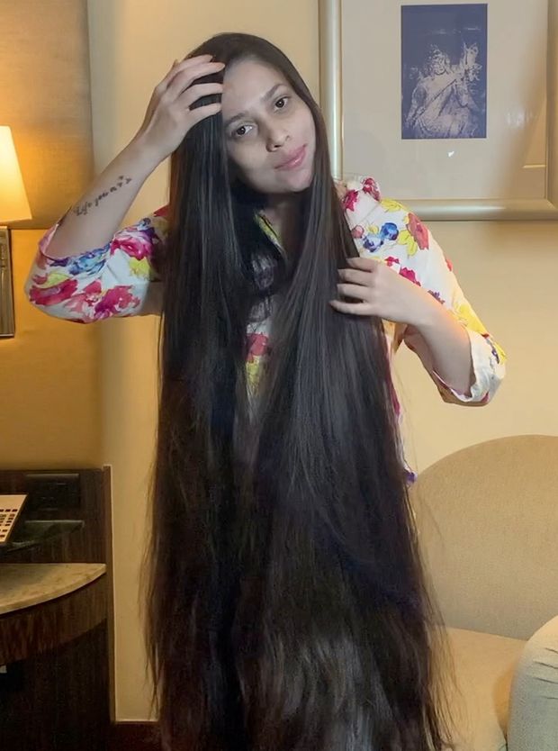 VIDEO - Neha&#x27;s extreme long hair show