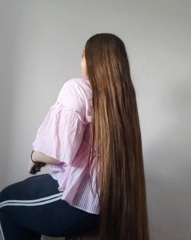 VIDEO - Pink shirt, shiny hair