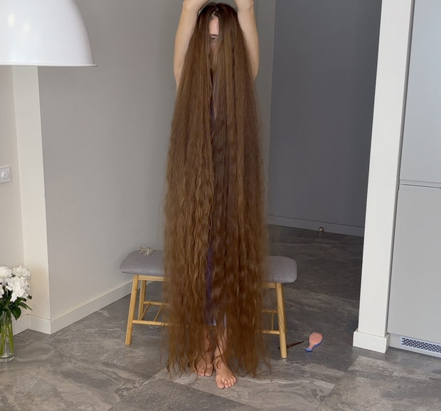 VIDEO - Floor length hair dream