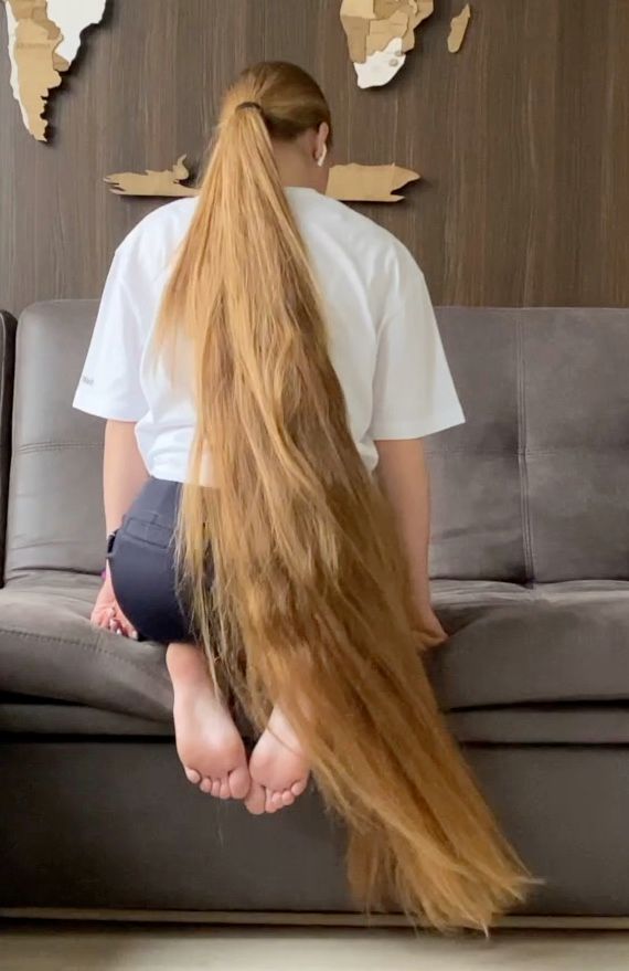 VIDEO - Extreme calf length hair play in sofa