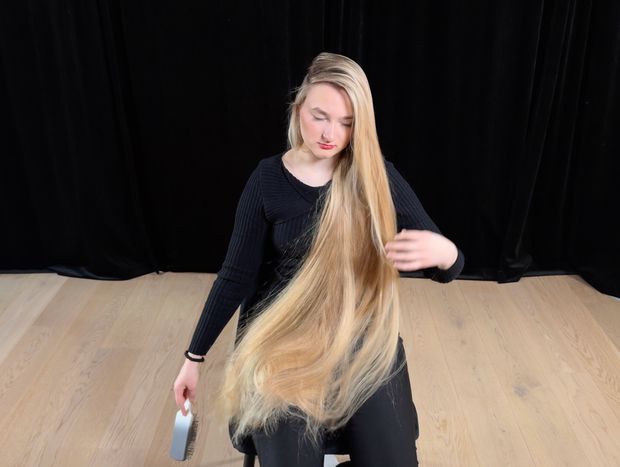 VIDEO - Perfect blonde hair length display and brushing in lap (part 2)