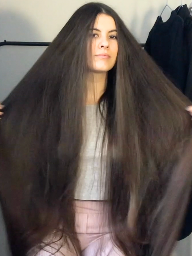 VIDEO - A silky, long, dark mane