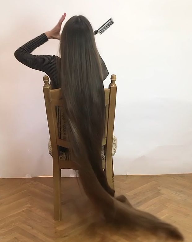 VIDEO - Floor length hair display