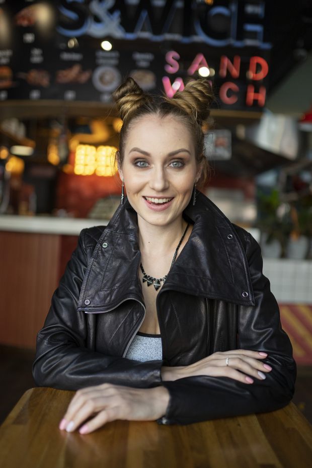 PHOTO SET - Blonde locks, black leather jacket
