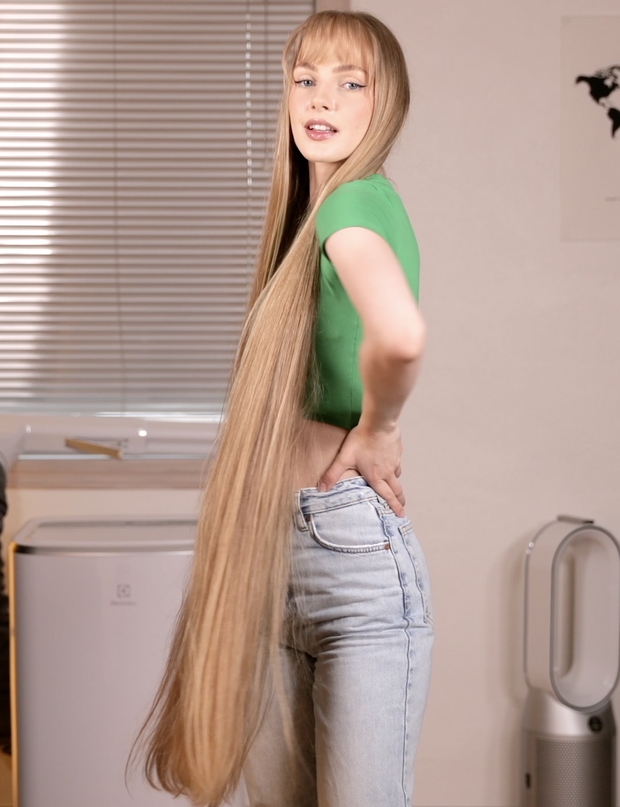 VIDEO - Super beautiful blonde Rapunzel