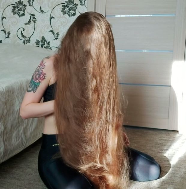 VIDEO - Extreme hair smelling