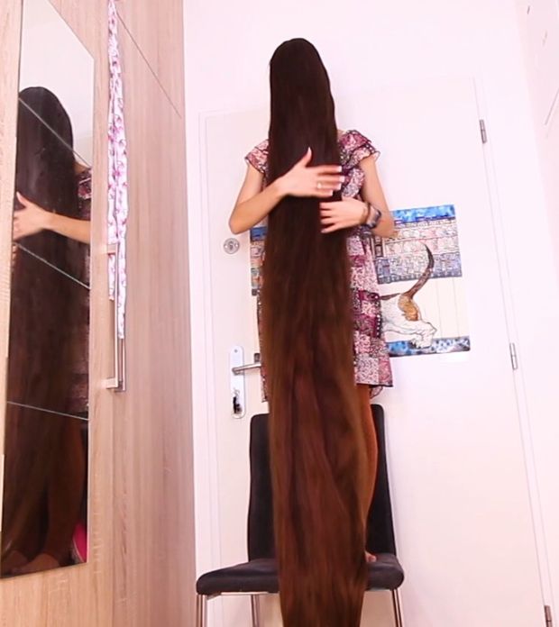 VIDEO - Extreme hair in front of her face