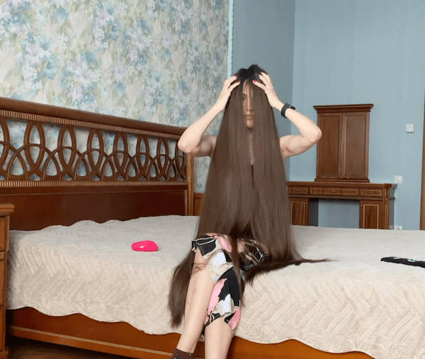 VIDEO - Super perfect bundrops in front of her face