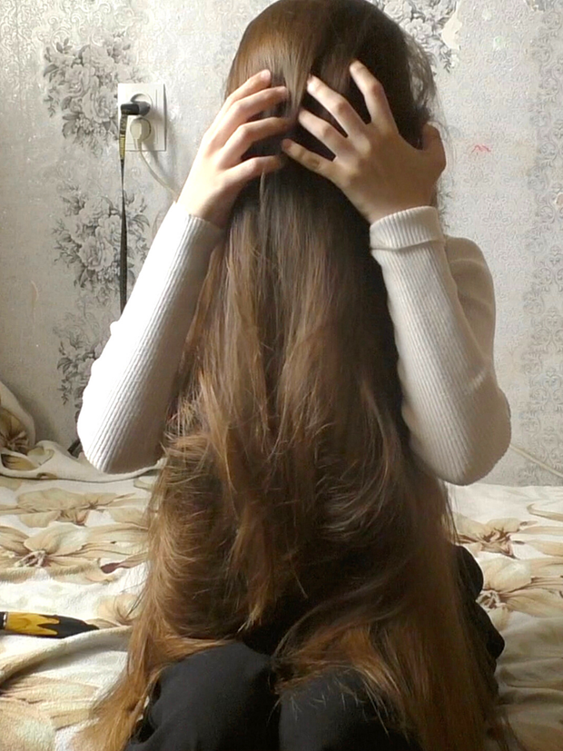 VIDEO - Tanya&#x27;s bundrops in front of her face