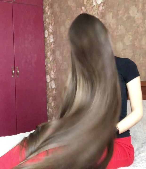 VIDEO - Super soft bundrops in front of her face